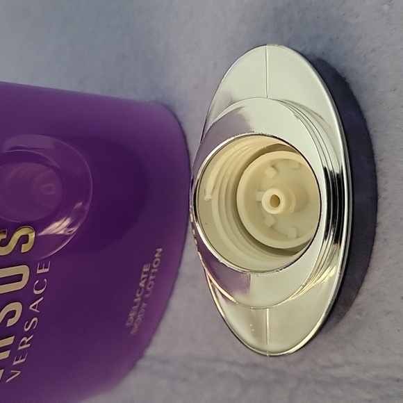 VERSUS Delicate Body Lotion 6.7 FL oz - Picture 13 of 14